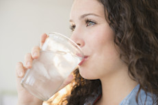 Para lograr una piel suave y tonificada se necesita hidratarla todos los días. Beber agua (10 vasos diarios) es indispensable para conservar la hidratación y favorecer la producción de colágeno. Cuando la producción de colágeno disminuye, la piel retiene menos agua, se hace más delgada y pierde su capacidad de conservar nutrientes.
