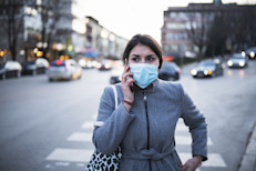 Durante la pandemia el uso de mascarillas se extendió a prácticamente todos los países del mundo. Pero, al tratarse de una situación imprevista, se produjo una escasez generalizada ante la enorme demanda. Esto dio lugar a que particulares, empresas o el Estado, lleven adelante la confección de mascarillas higiénicas alternativas a las quirúrgicas o de protección médica.