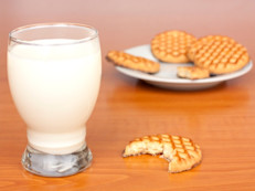 De acuerdo con la Dra. Nazario, un bocadillo antes de dormir te ayudará a conciliar el sueño, pero ¿qué comer? La respuesta es fácil: leche y galletas (sin chispas). "La leche contiene triptofano, sustancia que promueve el sueño, y los carbohidratos ayudarán a que el triptofano llegue más rápido a la sangre y al cerebro", explica la Dra. Nazario.