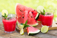 Puedes obtener un licuado lleno de color, sabor y nutrientes con solo combinar un vaso de jugo de naranja con medio vaso de cubos de sandía sin semillas. Además de calmar la sed, ayuda a depurar el organismo, es diurético y da saciedad, lo que te permite comer menos y perder peso.