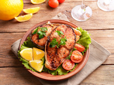 El plato más tradicional de Bolivia es la trucha al horno con verduras salteadas, evita prepararla frita con manteca. Otra opción es la trucha salmonada, el pejerrey o el pejerrey‑trucha. 