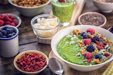 Es fundamental consumir una dieta equilibrada que incluya frutas, vegetales y cereales integrales. La ingesta de cinco o seis comidas balanceadas durante el día ayudan a mantener el metabolismo activo y minimizar los antojos.