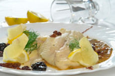 Si quieres una receta con sabor diferente, este filete de pescado con salsa con toque de maní (cacahuate)  y azafrán es una excelente opción. Contiene 174 calorías y  32 g de proteínas.  Acompáñalo con papas al vapor y una ensalada verde fresca. Ideal para comida principal o si prefieres puedes incluirlo en la cena.