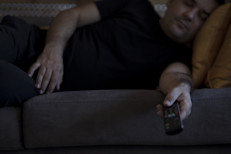 Quedarte mirando la tele en la cama, cuando te falta poco para dormir, no te llevará a nada bueno. Hay evidencias de que quienes tienen como costumbre mirar televisión en las noches, duermen menos.