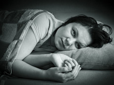 Algunas personas usan la alcachofa como tónico o estimulante para combatir el cansancio, e incluso para tratar mordeduras de serpientes, problemas renales, anemia, artritis o hipertensión. En todos estos casos aún es necesario realizar más investigaciones para poder evaluar su eficacia.
