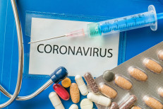 En el contexto de la pandemia de enfermedad por coronavirus surgió información, muchas veces contradictoria, señalando que el ibuprofeno agravaría la COVID-19. Sin embargo, los investigadores señalan que hasta la fecha no existe evidencia científica que respalde ese riesgo. Se cree que esto se debe a que el ibuprofeno podría enmascarara los signos de infección y retrasar así un posible diagnóstico.