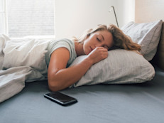 En un estudio de 2014, descubrieron que los participantes revisaban sus redes sociales más de una vez al día y 30 veces por semana, aproximadamente. Más de la mitad de estas personas informaron que padecían de problemas para dormir.