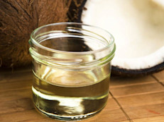 El aceite de coco es un remedio natural muy de las rutinas de belleza, gracias a su rico contenido de vitamina E y K, que lo convierten en un potente aliado cuando se trata de la salud del pelo. Date un masaje en el cuero cabelludo con aceite de coco una vez por semana para evitar la pérdida de proteínas del pelo y favorecer su crecimiento.