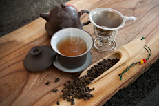 El té negro o té común ayuda a mantener una buena salud cardíaca, ya que contrarresta los efectos de la comida grasosa. Además, su consumo se vinculó con una disminución del riesgo de padecer cáncer, hipertensión arterial, diabetes, Alzheimer, osteoporosis, y, gracias a su contenido de cafeína, aumenta el rendimiento cognitivo.
