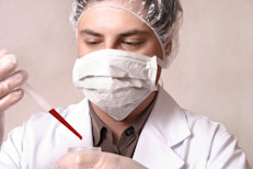 Es un grupo de afecciones de la sangre que se transmite de padres a hijos.  Altera la producción de glóbulos rojos sanos y estos no pueden fabricar suficiente hemoglobina, la proteína que transporta el oxígeno a través del cuerpo. Provoca anemia, deformidades óseas, fatiga, insuficiencia de crecimiento, dificultad respiratoria y piel amarillenta, informan los CDC y la Biblioteca Nacional de Medicina de EU (NLM).