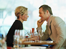 "Si tu cena es más bien sustanciosa, lo ideal es tomarla unas dos horas antes de dormir, para que el organismo complete la digestión, pero si se trata más bien de un snack, puedes tomarlo hasta 30 minutos antes de ir a la cama", explica Jason Yun, experto en fitness, de la Universidad Estatal de Ohio.