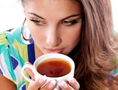 Como regla general, si un líquido puede manchar  ropa o una tela, también puede manchar los dientes. Es más, mientras que el té negro tiene muchos beneficios para la salud que son indiscutibles, hay pruebas que sugieren que puede teñir los dientes más que una taza tradicional de café, debido a su gran porcentaje de taninos, según información de Jefferson Dental Clinics.