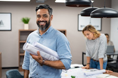 Los músculos de tu espalda y piernas hacen trabajo adicional cuando te pones de pie. Para quemar aún más calorías, camina de un lado a otro mientras hablas por teléfono. Si tienes un trabajo de escritorio, averigua si puedes conseguir un escritorio de pie, o arma uno tú mismo y pasa parte del día de pie mientras trabajas. Estar de pie quema más calorías que estar sentado (186 contra 139 calorías).
	
