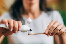 Elegir un buen cepillo de dientes es fundamental para una buena higiene bucal. Para asegurar su eficacia, este deberá tener cerdas suaves y ser cambiado cada 3 meses. Recuerda que al igual que con tus dientes, tu cepillo requiere de ciertos cuidados. Luego de usarlo debes enjuagarlo con mucha delicadeza bajo el agua corriente, guardarlo siempre en posición vertical con las cerdas hacia arriba y no permitir que tenga contacto entre sí con otros cepillos. Tampoco debes limpiarlo con soluciones desinfectantes, enjuagues bucales, o lavavajillas.