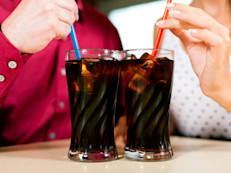 Las gaseosas cola son muy ácidas y promueven la coloración amarillenta o marrón de los dientes, además de corroer  la placa protectora y permitir que otros alimentos los manchen. Para evitar este debilitamiento del esmalte, los expertos sugieren enjuagar la boca con agua después de beber este tipo de refrescos, o reducir el consumo al máximo posible.