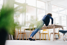 Por supuesto, el ejercicio y la actividad física son otros de tus aliados. Trata de hacer unos 150 minutos a la semana de actividad física moderada, por ejemplo, caminar a paso ligero durante 30 minutos todos los días o hacer flexiones en casa. No es necesario ir a un gimnasio o hacer ejercicios intensos para obtener sus beneficios.