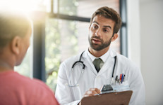 En el caso de los hombres, actualmente no existe ninguna prueba aprobada por la FDA para detectar el VPH y a menudo es muy difícil de diagnosticar ya que las cepas de mayor riesgo del virus no dan síntoma alguno. 
