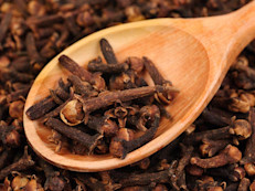 El clavo de olor es un excelente enjuague bucal de origen natural. En el año 266 A.C. los oficiales del ejército chino lo utilizaban para combatir el mal aliento, sobre todo antes de las entrevistas con el emperador. Su sabor y aroma es muy intenso por lo que se usa en pequeñas cantidades, se recomienda preparar una infusión con agua hirviendo y varios clavos de olor, y después hacer algunos buches.