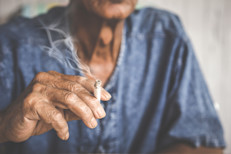 Distintos estudios revelaron que en la piel de los fumadores disminuye el flujo sanguíneo, lo cual la priva de la llegada de suficiente oxígeno y nutrientes esenciales. Esto deshidrata la superficie cutánea y malogra su aspecto. También disminuye la absorción de vitamina A, y afecta el colágeno y la elastina de la piel.