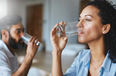 Puedes evitar la acidez tomando un vaso de agua luego de comer (ayuda a diluir los ácidos) e incluyendo en tu dieta avena (llena y no causa reflujo), banana (protege el estómago) y carnes blancas (se digieren fácil). Y evita el cigarrillo: disminuye la capacidad del esfínter esofágico inferior.