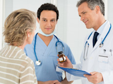Existen medicamentos para prevenir y tratar la trombosis venosa profunda. Con frecuencia se utilizan los anticoagulantes (medicamentos para evitar la formación de coágulos). Estos fármacos detienen el proceso de la coagulación y evitan que el coágulo se agrande. En casos graves, puede que sea necesaria una cirugía para extirparlo.