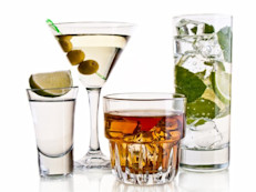 Las calorías en tu trago dependen del alcohol que tenga: 3.5 onzas (100 ml) de alcohol puro tienen algo más de 200 calorías. Así, 3.5 onzas de anís, ginebra, ron o coñac tendrían cerca de 200 calorías; la misma cantidad de vino tendría 100 calorías, y de cerveza, unas 45, explica el Dr. José Mataix Verdú, de la Universidad de Granada.