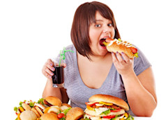 Debido a la gran cantidad de nutrientes que aporta la espirulina se cree que ayuda a detener el llamado síndrome del atracón, que también se conoce como comer compulsivamente. Una dieta a base de alimentos procesados, refinados o envasados, puede producir un déficit de micronutrientes, este déficit desequilibra a nuestro organismo, lo que a su vez provoca la ingesta de una cantidad excesiva de comida para poder compensar sus carencias.