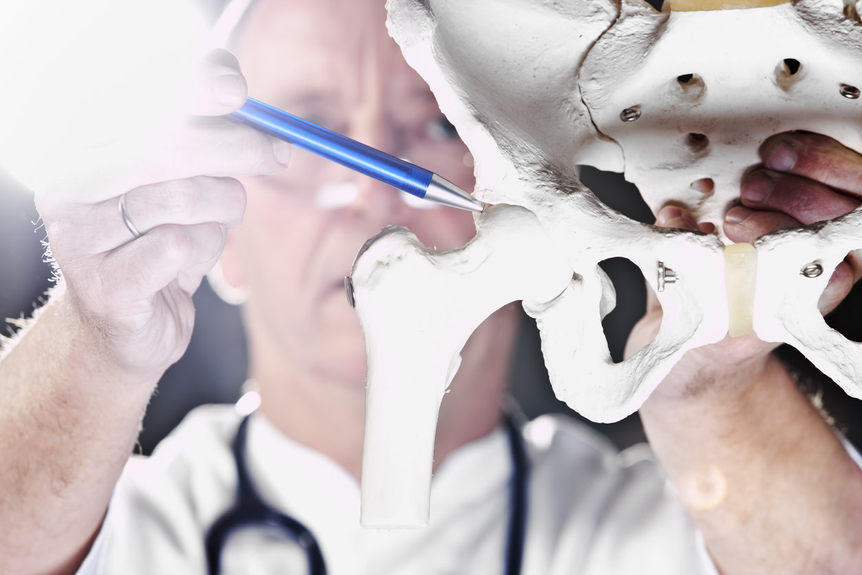 La osteoartritis es la forma más común de artritis. Es una enfermedad que daña el tejido resbaladizo que cubre los extremos de los huesos de una articulación. Este tejido se llama cartílago y cuando esto ocurre, los huesos comienzan a rozarse entre ellos. Esta fricción causa dolor, hinchazón y pérdida de movimiento en la articulación. Con el tiempo, la articulación puede perder su aspecto normal.