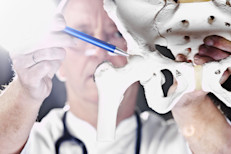 La osteoartritis es la forma más común de artritis. Es una enfermedad que daña el tejido resbaladizo que cubre los extremos de los huesos de una articulación. Este tejido se llama cartílago y cuando esto ocurre, los huesos comienzan a rozarse entre ellos. Esta fricción causa dolor, hinchazón y pérdida de movimiento en la articulación. Con el tiempo, la articulación puede perder su aspecto normal.