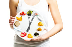 Son muchas las creencias que circulan sobre las cosas que suman libras a tu figura (o las que restan). ¿Es cierto que si tomo mucha agua voy a adelgazar? ¿Qué debo olvidarme de los carbohidratos y las grasas? Conoce las verdades detrás de los mitos más populares.