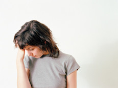 Suelen ser personas a los que los demás les dicen "No te tomes las cosas en forma tan personal" o "Esto te pasa por ser tan sensible". La sensibilidad, dice Zeff, se puede considerar un valor añadido, es decir algo positivo o algo negativo. Los hombres sensibles suelen ser burlados en las sociedades más competitivas pero en otras culturas como la hindú, el ser introvertido y sensible puede ser visto como una virtud.
