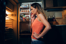 Es común creer que al comenzar una dieta debes abandonar todos tus alimentos favoritos. Esto no tiene por qué ser así, la restricción puede llevar a que busquemos alternativas que muchas veces tampoco son saludables. Es preferible concentrarse en incluir alimentos nutritivos no procesados y permitirse un placer eventualmente.