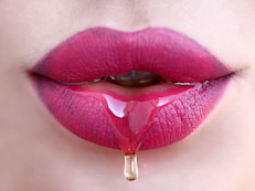 La usamos todo el tiempo sin conocer su verdadera función. La saliva no sólo es usada para babear la almohada o para “hacernos agua la boca” cuando un alimento se nos antoja en demasía. De hecho es tan vital que sin ella no podríamos realizar algunas tareas aparentemente sencillas. Conoce los detalles en la siguiente fotogalería.