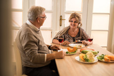 Al momento de comer, la dieta no es lo único que debemos controlar, mantener una buena postura resulta fundamental para evitar riesgos de atragantamiento. Para ello, usa sillas con respaldo alto para que la espalda pueda estar bien apoyada, procura que las articulaciones de las rodillas y cadera formen un ángulo recto, y no uses ningún accesorio en el cuello, como collares, bufandas o pañuelos. 