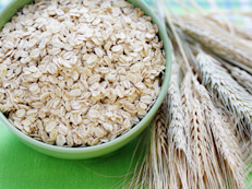 La avena es un alimento muy popular para la hora del desayuno y uno de los más recurrentes en la despensa, se dice que es el cereal por excelencia para el cuidado del corazón por sus propiedades para combatir el colesterol y disminuir la presión arterial. ¿Qué otros beneficios aporta? Entérate y hazle lugar.