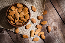 Otro miembro de los frutos secos, las almendras, aparece en esta lista y al igual que con las semillas de girasol, solo bastan 50 g para llegar a completar el consumo diario. Puedes incorporar el tipo que prefieras a tu alimentación, en forma de leche, aceite o directamente cruda, como un práctico refrigerio.