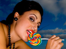 La Biblioteca Nacional de Medicina informa que el cuerpo metaboliza el azúcar muy fácilmente, enviándola rápido a la sangre. La variación en los niveles de glucosa de la sangre propiciaría la producción de adrenalina, lo cual te haría sentir más enérgico y dificultaría que conciliaras el sueño.