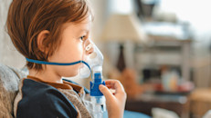 ¿Tienes síntomas de neumonía a pesar de tomar los antibióticos? Es posible que sea una infección micótica, y, a diferencia de las bacterianas, estos fármacos no podrán curarla. Para despejar toda duda y obtener un diagnóstico certero, los expertos recomiendan realizar una prueba de detección de hongos. De esta forma se conocerá el panorama y podrán determinar el mejor tratamiento para ti. 