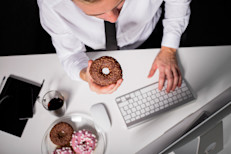 5) ¿Reconoces que ciertos alimentos son más difíciles que otros para dejar de comer? 6) ¿Eliges comer en lugar de pasar tiempo con amigos y familiares? 7) ¿Evitas las actividades y eventos que antes disfrutabas debido al temor de comer en exceso? 8) ¿Tus excesos han restringido tu estilo de vida?