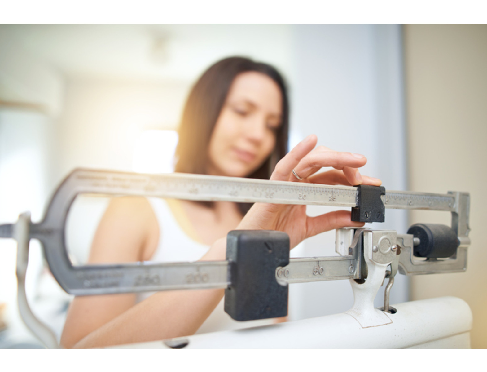 El sobrepeso y la obesidad aumentan el riesgo de aproximadamente 200 afecciones médicas diferentes. Desde enfermedades cardíacas, óseas, del sueño y gastrointestinales, hasta cáncer o diabetes. Ya sea para sentirte bien, tener más energía o verte mejor, perder peso te ayudará. Conoce aquí cuáles son las mejores maneras para lograrlo de forma saludable.