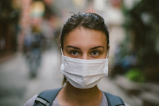 Se pensaba que las personas contraían el virus de la gripe cuando tocaban superficies contaminadas o inhalaban pequeñas partículas del aire expulsadas por la tos o el estornudo de alguien infectado. Pero un nuevo estudio halló que es posible propagar la gripe simplemente a través de la respiración. Por eso, este año muchos recurren a las máscaras para protegerse.