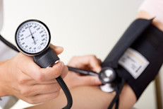 Una regla clave para controlar la presión arterial es reducir la ingesta de sal y aumentar el consumo de potasio. Los espárragos son ideales para cumplir esta norma, ya que una taza aporta casi el 15% del requerimiento diario de potasio. Además, estudios en roedores encontraron que incluirlos en la dieta reduciría significativamente los niveles de hipertensión.