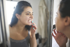 Muchos factores hacen que nuestros dientes se vayan poniendo amarillos, como la edad, el tabaquismo o el consumo de ciertas bebidas o alimentos. Incluso algunos antibióticos, como la tetraciclina o el exceso de flúor, también puede causar manchas y decoloración. 