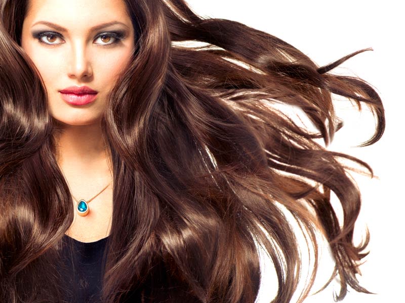 El pelo largo sin duda tiene un encanto único, y aunque es cuestión de tiempo y paciencia para que crezca, hay quienes prefieren resultados lo más pronto posible. Aquí te damos algunos remedios caseros que te pueden ayudar a nutrir tu cabello y hacerlo crecer de forma saludable. Mira cómo hacer para que luzca hermoso y abundante. 