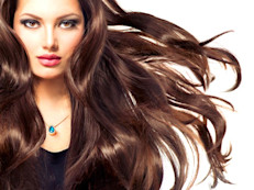 El pelo largo sin duda tiene un encanto único, y aunque es cuestión de tiempo y paciencia para que crezca, hay quienes prefieren resultados lo más pronto posible. Aquí te damos algunos remedios caseros que te pueden ayudar a nutrir tu cabello y hacerlo crecer de forma saludable. Mira cómo hacer para que luzca hermoso y abundante. 
