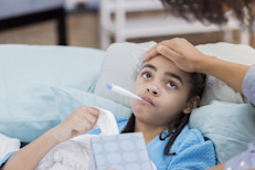 Hasta los niños sanos o que ya han tenido gripe pueden presentar un caso grave. Los signos de alerta son: respiración agitada o dificultad para respirar, piel azulada o grisácea, vómitos fuertes o constantes, somnolencia, irritabilidad, falta de ingestión de líquidos o reticencia a orinar.