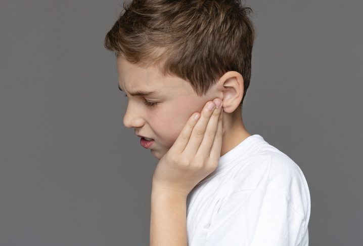Otitis is a relatively common problem in children, but adults can get it too. Oftentimes, it is related to a cold. But what are the different types of otitis? How is it treated? What aftereffects can it cause? Keep reading to find out the medical answers to all your questions.