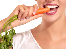 Es una gran aliadade la belleza gracias a sus propiedades para nutrir, hidratar, reparar, humectar y otorgar color a la piel. Este vegetal es rico en beta caroteno, un pigmento que se convierte en vitamina A en el organismo y uno de los más potentes antioxidantes, es decir, protege a las células contra el envejecimiento.