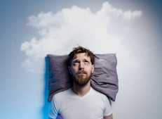 El insomnio es el desorden de sueño más común. Es posible que si lo sufres no puedas dormir, despiertes durante la noche o demasiado temprano por la mañana. Este trastorno puede afectarte mental y físicamente, hacerte sentir cansado, deprimido, irritable e incluso dificultar tu capacidad para concentrarte.