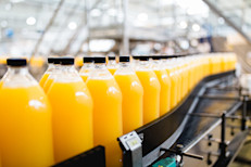 El azúcar de mesa, sacarosa, y el jarabe de maíz, rico en fructosa, son los dos tipos que más se usan en nuestra dieta. Sabemos que es difícil resistirse a los postres, pasteles, refrescos e incluso los jugos de frutas industriales, pero los expertos recomiendan eliminar o reducir su consumo. Puedes optar por sustitutos como la miel o jugos de frutas naturales.